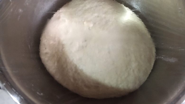 意式鲜虾烟熏香肠披萨,面团发酵好用手指沾干面粉戳下去,不回缩即是发酵好。