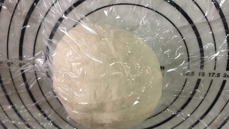 意式鲜虾烟熏香肠披萨,取出面团,揉至光滑,这一步也是给面团排气。再次滚圆,盖保鲜膜醒面10分钟,让面团充分松弛。