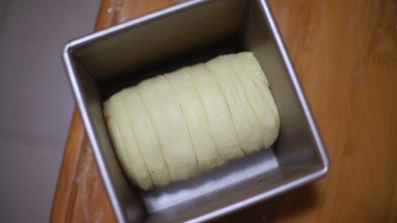 丹麦手撕吐司,卷成筒状,放入模具中发酵