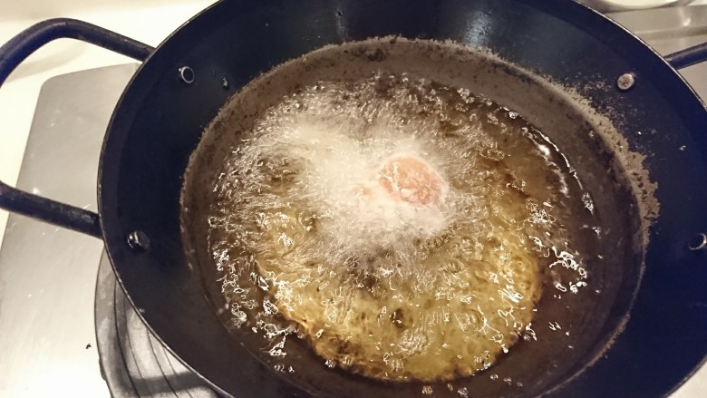 炸雞佐和風塔塔酱,中大火起油鍋,當油溫到170左右(油面出現密集波紋時),把裹好粉的雞根翅沿著鍋邊輕輕的滑下鍋去,炸6分鐘。