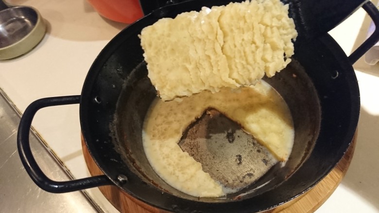 炸雞佐和風塔塔酱,等冷卻會變固體,可以直接鏟掉,洗鍋變得很容易!