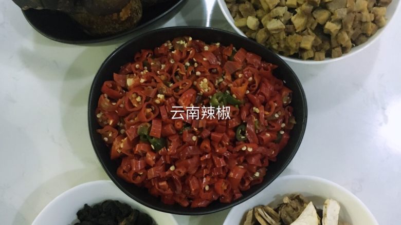 黑松露牛肉酱,锅里放入菜籽油，把准备好的香料包在油里炸30分钟，让香味渗透进入油里面，香料取出.