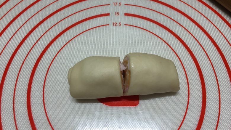 芝士培根面包(波兰种),中间切开