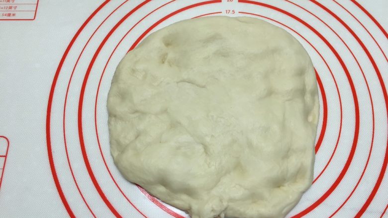 芝士培根面包(波兰种),用拳头捶打的方式排气