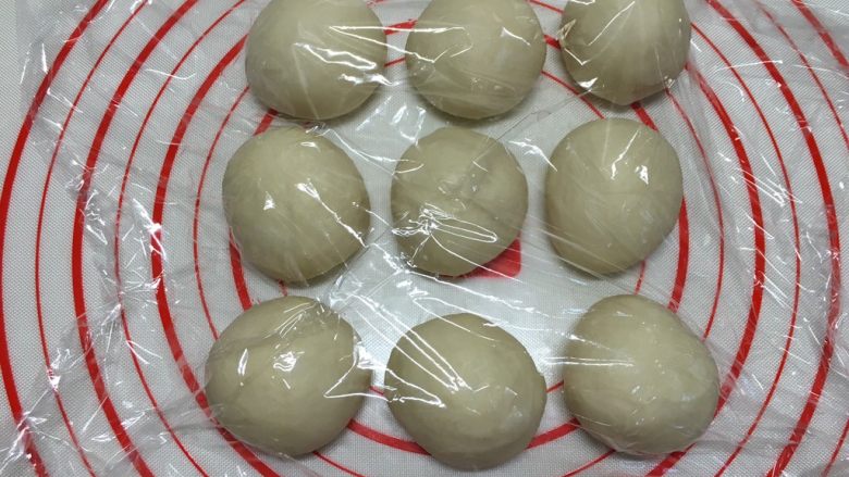 芝士培根面包(波兰种),分成9等份,揉光,盖好保鲜膜松弛10分钟
