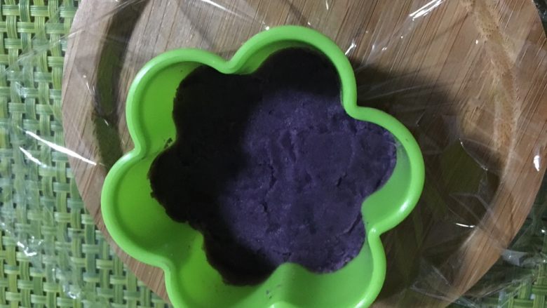 #绿色美食#五彩沙拉塔,取花朵模具,先填一层紫薯泥,压实
