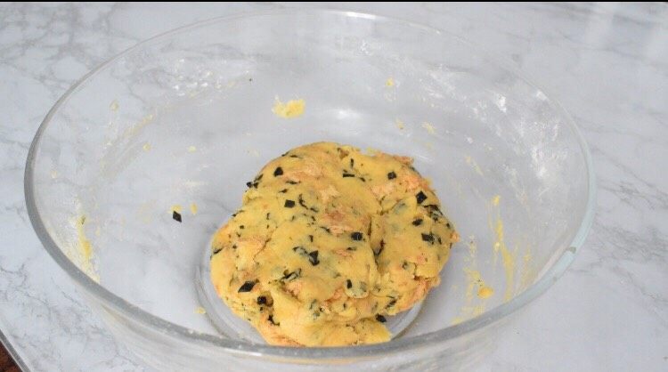 海苔肉松条,先用刮刀拌匀,再用手揉成面团