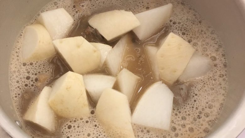 粗粮羊肉,加入<a style='color:red;display:inline-block;' href='/shicai/ 26'>白萝卜</a>，倒入高压锅内压制8-12分钟待用（老嫩自己定）