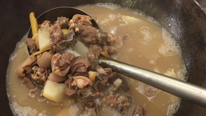 粗粮羊肉,将压过的羊肉倒入锅中（挑出锅内的姜片、党参、当归），放入之前备用的小米、小麦、玉米粒，对颜色有要求的可放入2-3勺南瓜汁（熟南瓜用榨汁机榨成糊）调成黄色，用生粉勾芡，倒入碗中