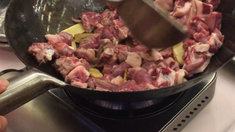 粗粮羊肉,锅烧热划油下入姜片6-8片煸香倒入羊肉煸炒片刻，依次放入当归、党参各3-4条，醋（2勺）、老酒（3两）、盐（1.5勺）、白糖（1小勺），胡椒粉，均匀煸炒片刻加入水至烧开（尝下味道、偏淡即可）