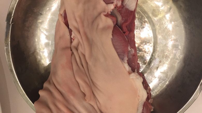 粗粮羊肉,将<a style='color:red;display:inline-block;' href='/shicai/ 329'>羊肉</a>斩件备用