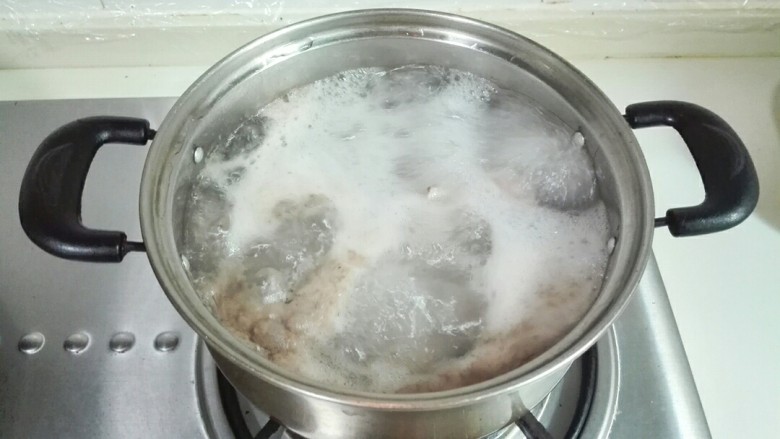 淡菜海带结排骨汤,排骨和冷水一起下锅烧开,撇去浮沫