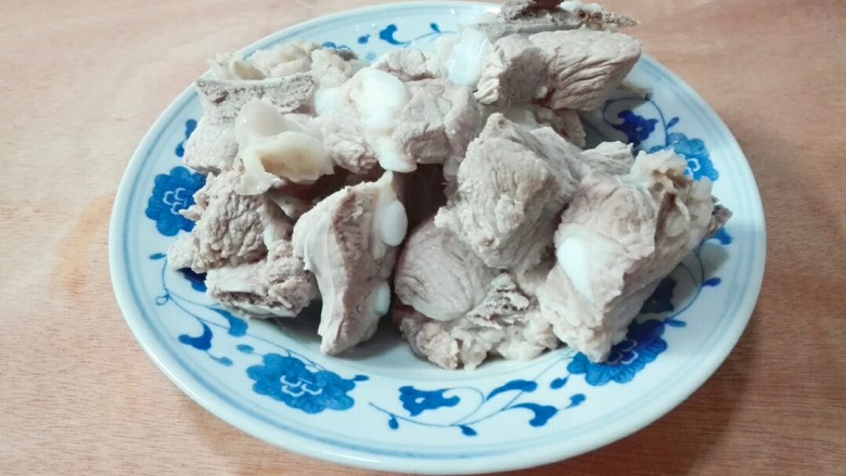 淡菜海带结排骨汤,热水冲洗干净,冷水洗排骨,口感会硬