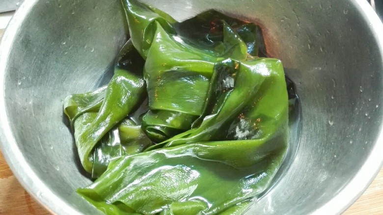 淡菜海带结排骨汤,泡排骨的时候,同时泡海带