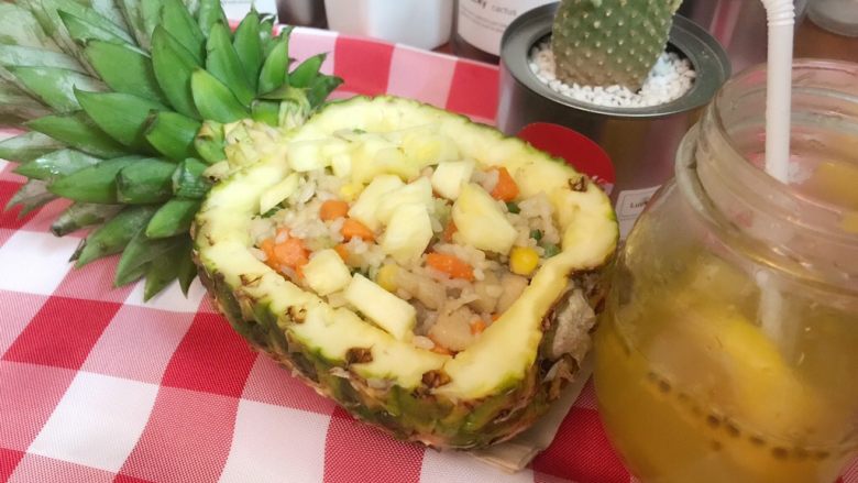 菠萝鸡肉饭,现在可以挖好菠萝,取出果肉,图没有拍,然后先将腌好的鸡胸肉加油炒至发白,一定记得多放生姜!接着将刚刚切好的个种丁放入锅中翻炒。放入适量的调味料!再加入<a style='color:red;display:inline-block;' href='/shicai/ 507'>米饭</a>炒5分钟,最后临出锅前将切好的菠萝肉放里面炒一下……这样就完成了!