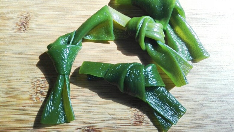 淡菜海带结排骨汤,海带打成结,好看又好吃