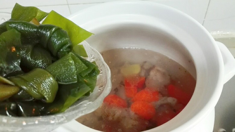 淡菜海带结排骨汤,放进海带结,大火烧开
