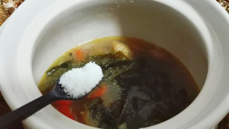 淡菜海带结排骨汤,放进适量盐,因为海带含有盐,咸了不好吃。淡菜鲜美,鸡精就不要放了。调低火十五分钟,关火焖十五分钟,盛碗里撒葱花