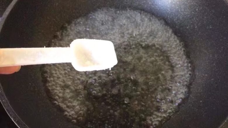 千层酥饼,锅中热水,放入适量盐
