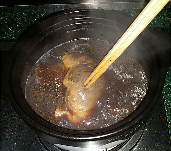 #黑酱油# 香辣卤猪心,约炖至完成上色后筷子戳一下,能戳动表明熟烂了