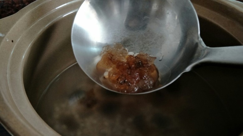 #一碗汤#薏仁桃胶白果汤,放入浸泡好的桃胶