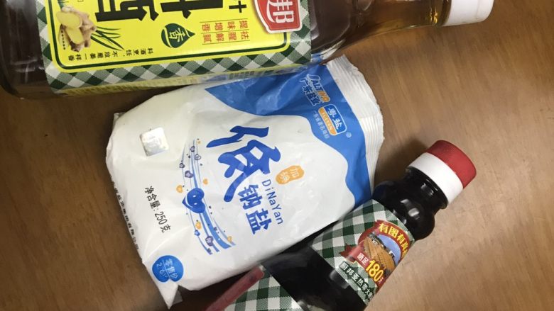 绿色美食芦笋百合炒虾仁,<a style='color:red;display:inline-block;' href='/shicai/ 718'>料酒</a>,盐,酱油备好