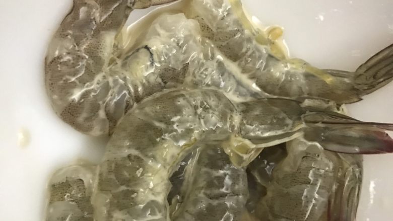 绿色美食芦笋百合炒虾仁,倒入少许料酒,生粉,生抽拌匀备用