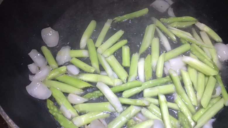 绿色美食芦笋百合炒虾仁,加入少许水,盖上锅盖至芦笋变色