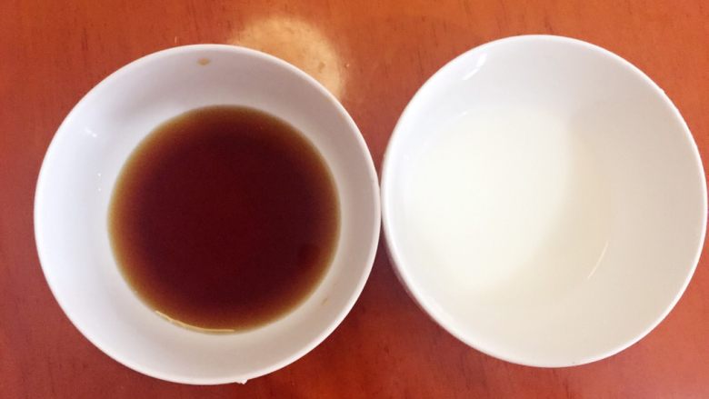 鸡肉杂蔬盖饭,准备一碗淀粉水和一碗酱汁(醋、糖、生抽)
