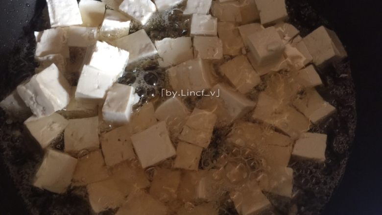 宫保豆腐丁,倒入切好的豆腐丁油炸