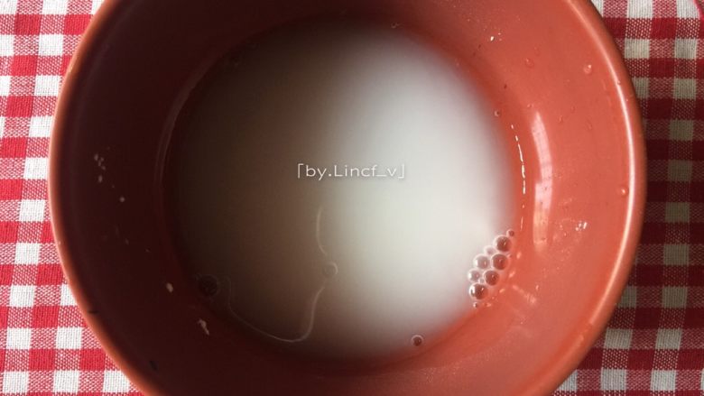 宫保豆腐丁,淀粉加适量清水搅拌成水淀粉待用