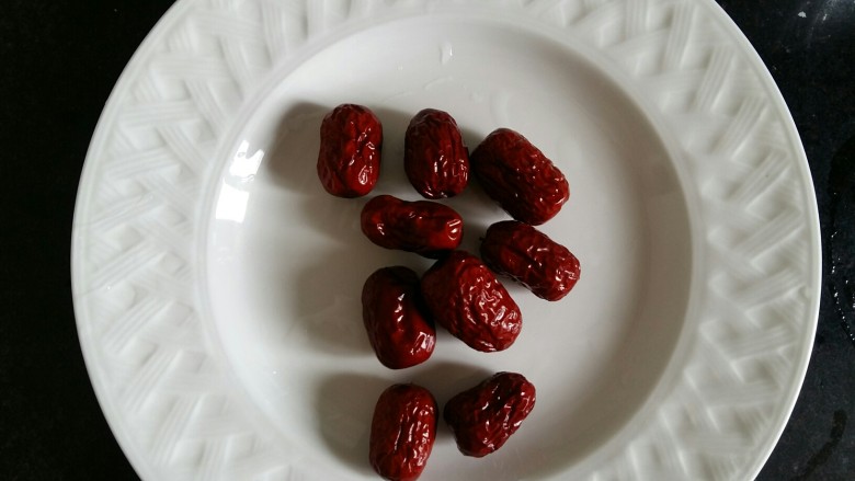 玉米面发糕,小<a style='color:red;display:inline-block;' href='/shicai/ 2470'>红枣</a>洗净备用。为了以防不够用,可以多准备一些。