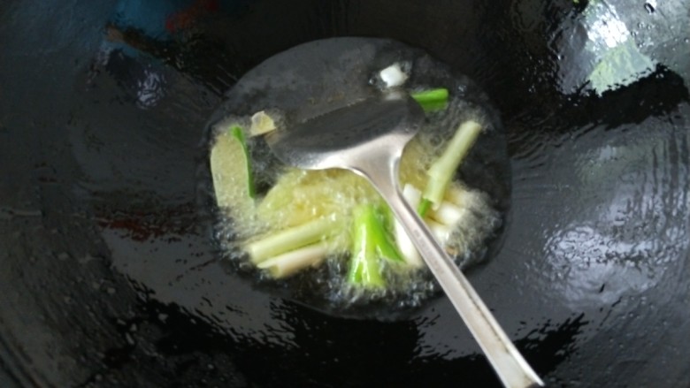 麻辣干锅湖海派,锅中倒油把葱姜蒜炸香