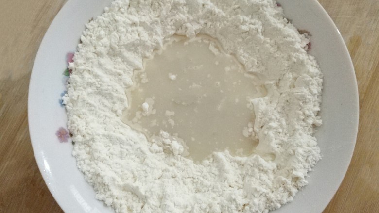 刺猬豆沙包,倒入面粉中