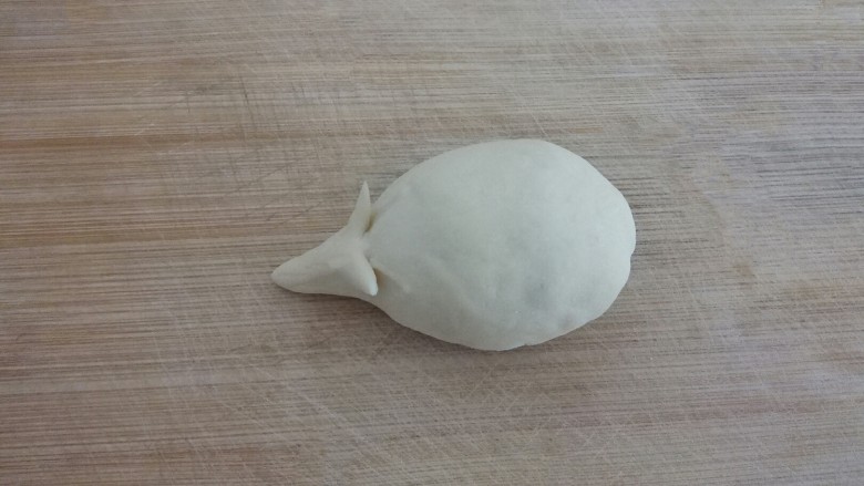 刺猬豆沙包,用剪刀剪出两个耳朵