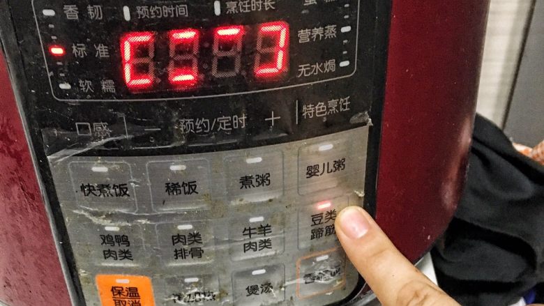 清新爽辣卤猪脚,放进电压力锅里面,按豆类蹄筋,至少要炖2小时左右。