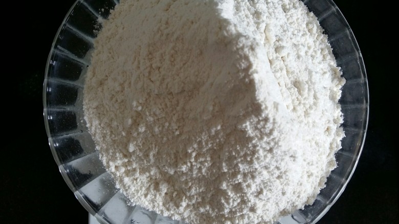 小兔奶香豆沙包,中筋<a style='color:red;display:inline-block;' href='/shicai/ 519'>面粉</a>称重。我用的多,多做点馒头放冰箱冷冻,想吃就拿出来热一下,很方便。