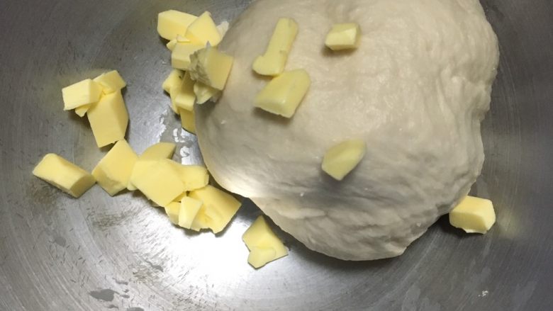 香浓炼乳面包,揉成光滑的面团后加入软化的黄油,继续揉面