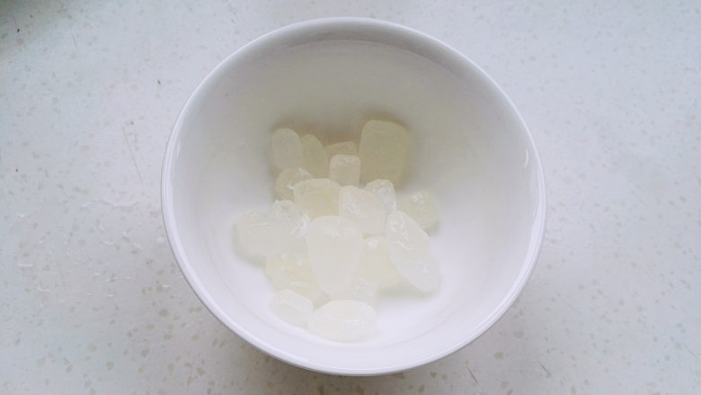 冰糖苦瓜,取60g<a style='color:red;display:inline-block;' href='/shicai/ 866'>冰糖</a>放碗中。