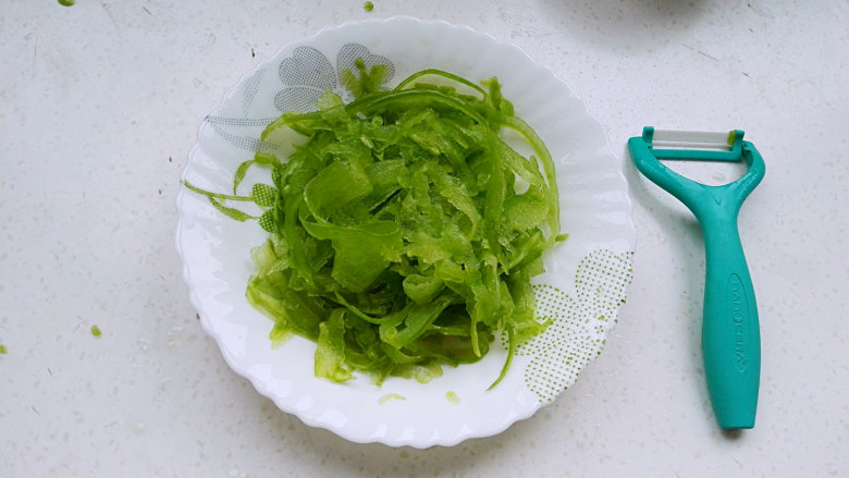 冰糖苦瓜,削好的苦瓜皮放稍深点的盘中,放玻璃盘里更漂亮!