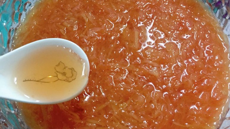 蜂蜜柚子茶,彻底晾凉以后加入蜂蜜拌匀(热的时候加入蜂蜜,会影响蜂蜜的营养)