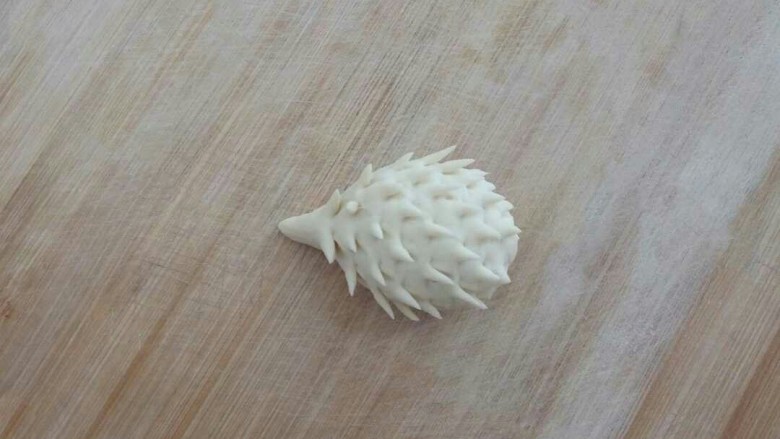 刺猬豆沙包,同样,第三排要错开第二排剪,剪好的刺猬豆沙包