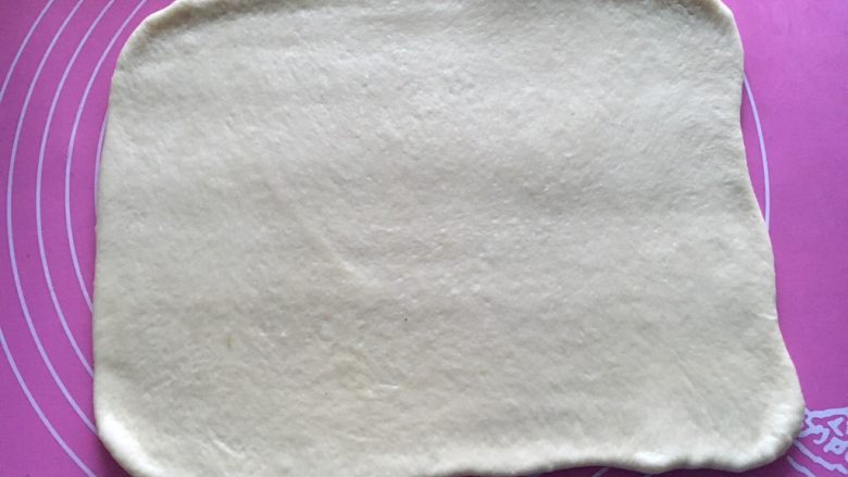 香浓炼乳面包,面团按压排气,擀成长方形