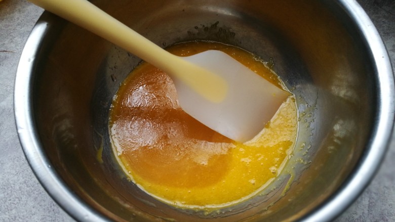 柿子小蛋糕,柿子汁倒入,混合均匀