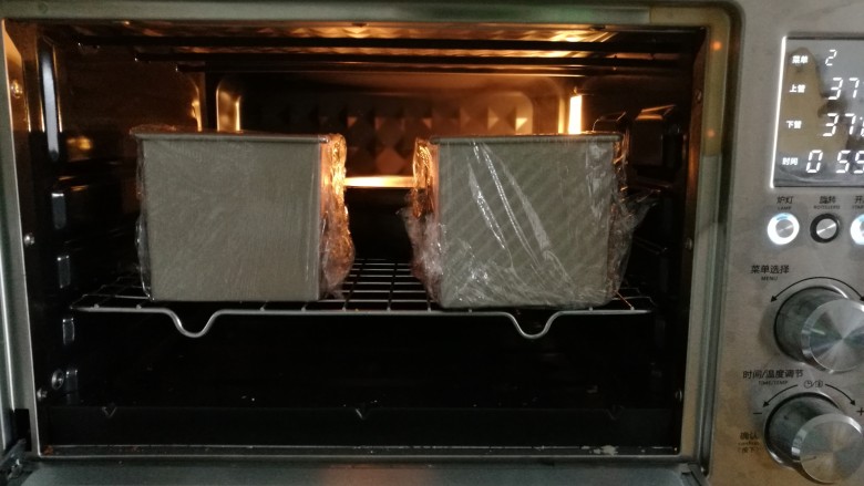全麦土司面包,包上保鲜膜,放入烤箱37度,发酵一小时