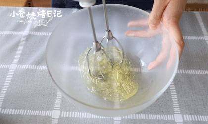和烤箱模式说NO,好吃不上火的酸奶蒸蛋糕,按照平时打发蛋清的习惯,分三次加入糖打发至小弯勾。