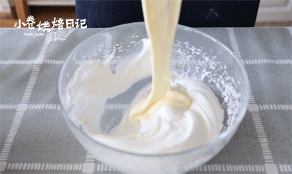 和烤箱模式说NO,好吃不上火的酸奶蒸蛋糕,倒三分之一蛋白至蛋黄糊中翻拌均匀,再将混合物倒入剩下的蛋白中,用刮刀翻拌均匀至面糊细滑。