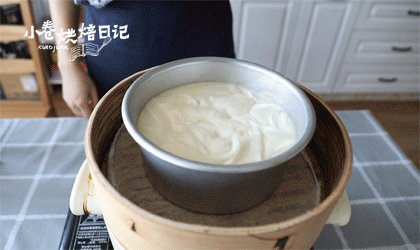 和烤箱模式说NO,好吃不上火的酸奶蒸蛋糕,入模,锅内倒入开水,入锅加盖用中小火蒸30分钟,筷子或牙签测试一下没有生面糊就可以了,起锅后倒扣、放凉。