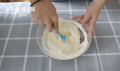 扭一扭?舔一舔?泡一泡?奥利奥这样才好吃,加入打发的奶油,搅拌均匀。
