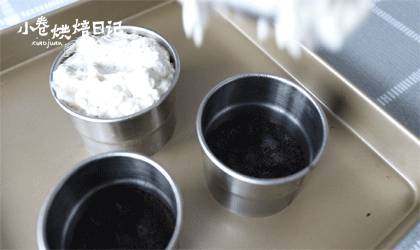 扭一扭?舔一舔?泡一泡?奥利奥这样才好吃,将混合物倒入模具中。